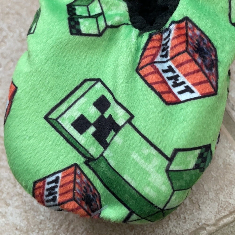 Minecraft Creeper TNT Snuggle Toes Slipper Socks - Picture 6 of 15